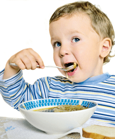 dziecko jedzące zupę