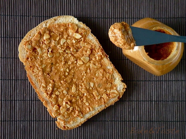kromka chleba z masłem orzechowym