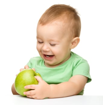 dziecko z jabłkiem
